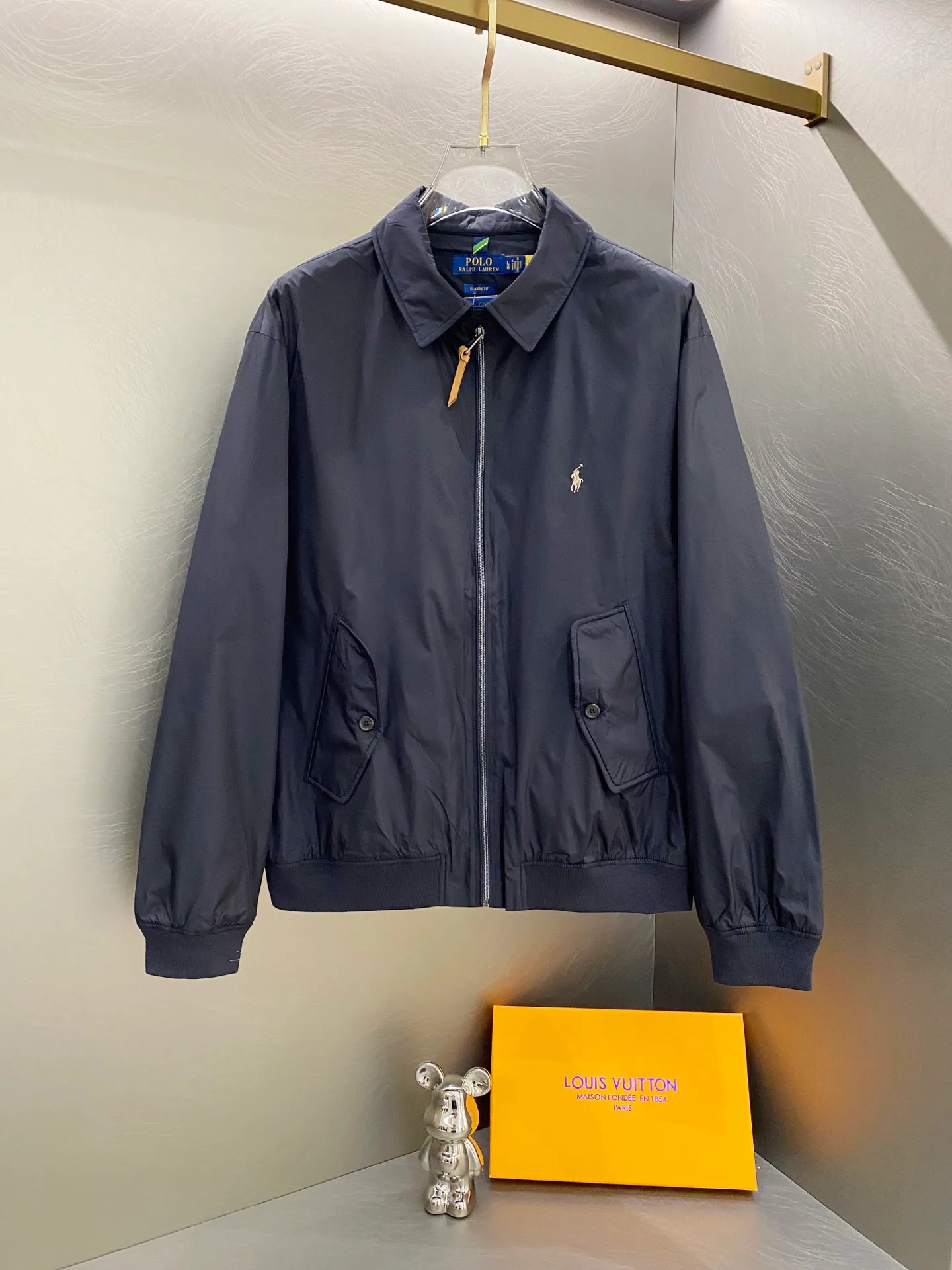 P370 Ralph Lauren classic solid color LOGO embroidered jacket. Original customer-supplied high-quality fabric. Ingredients: 100% T. Added three-proof technology. Windproof, waterproof and anti-fouling. The fabric is added with glue technology. The fabric surface is smooth, crisp and stylish. This style of clothing seems simple and unremarkable, but the workmanship is complex. There are many details. The small lanyard design of the inner pocket also achieves the same details as the original version. The hem and cuff threads are imported high-density high-speed threading machine. The overall tightness and style The pony embroidery on the chest is embroidered with an imported Behringer embroidery machine. The smaller the pattern, the smaller the pattern. It seems simple but is actually complicated! The ropes of the pony, the sticks and the contours of the horse all like the configuration of the embroidery machine. They are simple but not simple. They are made by foreign trade factories. The pockets are opened using a professional template machine. Small details such as threads are manually marked to ensure delivery quality that is unmatched by small workshops. Full clothing accessories and hardware, molded LOGO zipper pullers and horn buckle side LOGOs all require extremely high molds to achieve the effect. The leather head of the zipper puller is made of imported cowhide, which is soft and durable. Color: black (gray embroidery, black slider), dark blue (khaki embroidery, khaki slider)